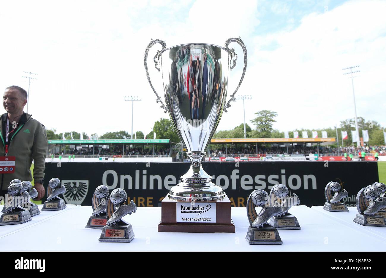 Primo: 21.05.2022 Fuvuball: Calcio: Finale, Westfalenpokal, stagione 2021/2022 SCP, Preuvuen Preussen Muenster Mv* nster - SV Rv?dinghausen Cup, depositante, immagine simbolica, Trophv, giorno dei dilettanti Foto Stock