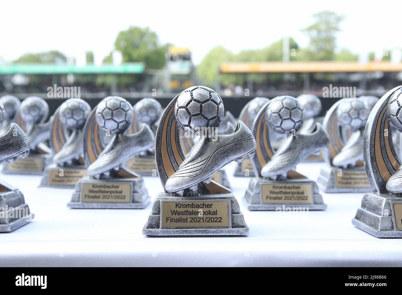 Primo: 21.05.2022 Fuvuball: Calcio: Finale, Westfalenpokal, stagione 2021/2022 SCP, Preuvuen Preussen Muenster Mv* nster - SV Rv?dinghausen Cup, depositante, immagine simbolica, Trophv, giorno dei dilettanti Foto Stock