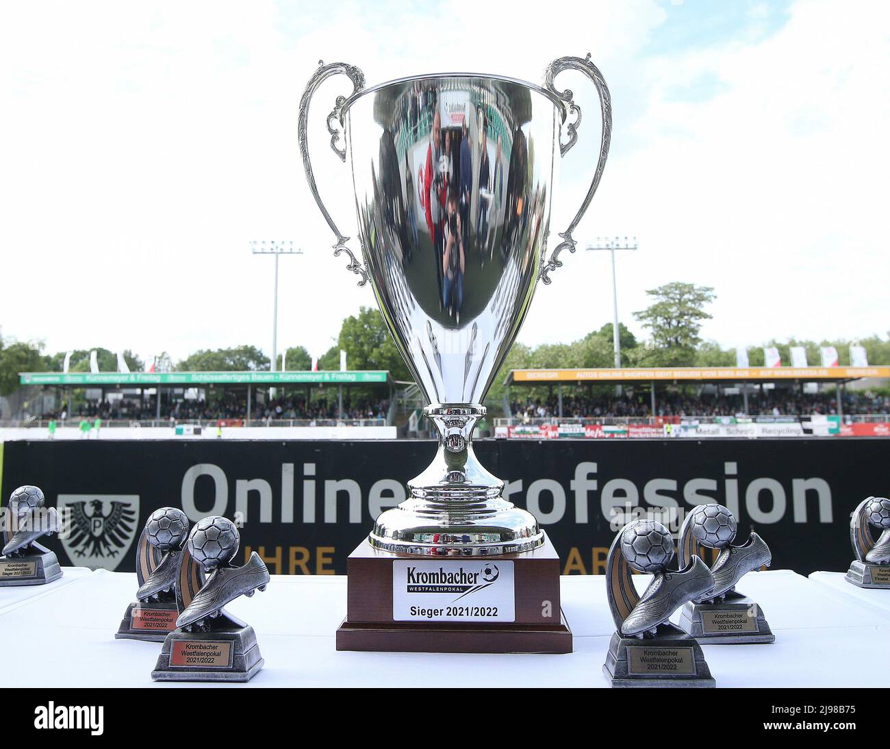 Primo: 21.05.2022 Fuvuball: Calcio: Finale, Westfalenpokal, stagione 2021/2022 SCP, Preuvuen Preussen Muenster Mv* nster - SV Rv?dinghausen Cup, depositante, immagine simbolica, Trophv, giorno dei dilettanti Foto Stock