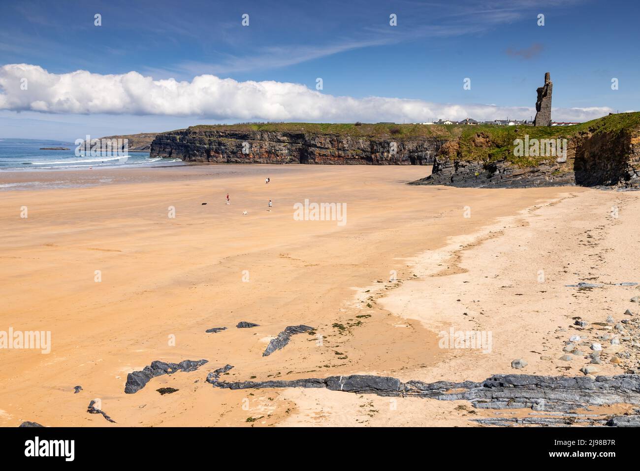 Ballybunion spiaggia e castello sulla costa occidentale dell'Irlanda Foto Stock