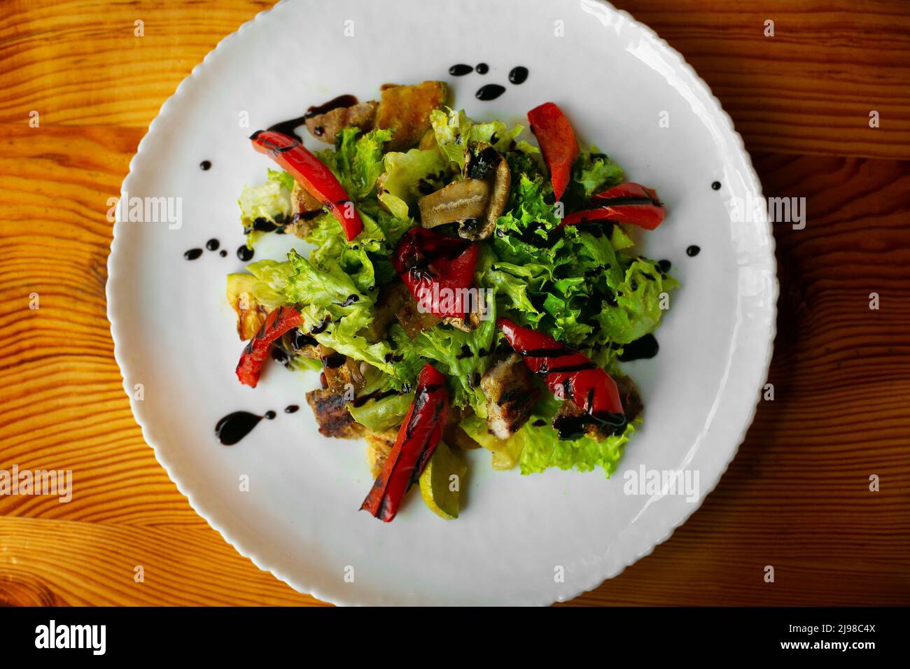 Insalata di vitello, funghi e zucchine. Stile rustico. Foto Stock