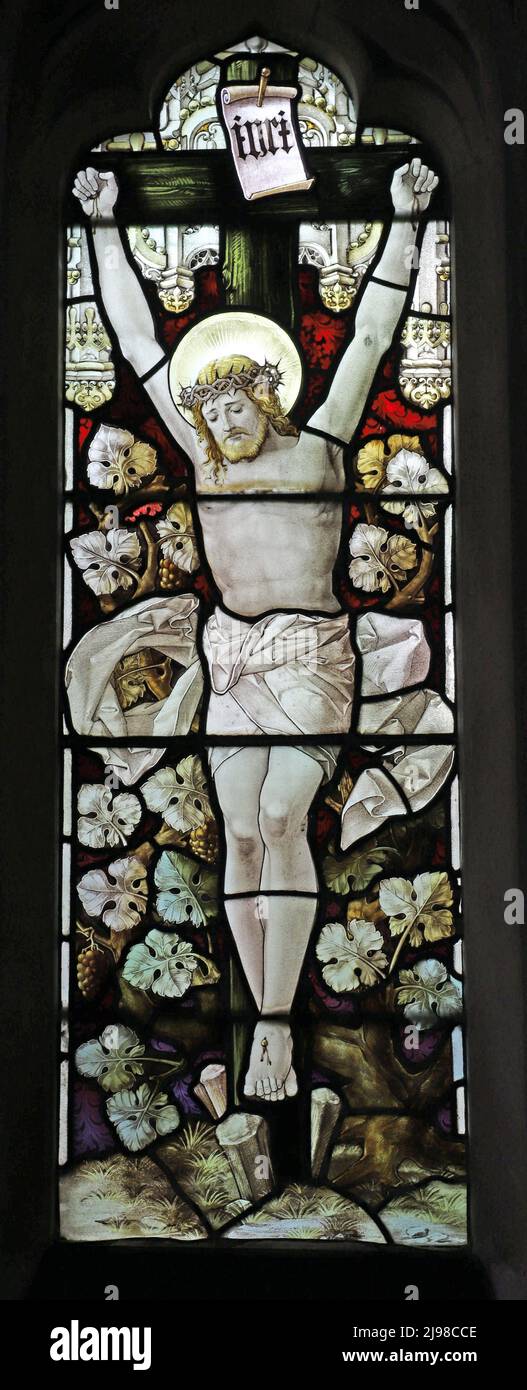 Vetrata di Percy Bacon & Brothers raffigurante la crocifissione di Gesù, la Chiesa di San Pietro e San Paolo, Wingrave, Buckinghamshire Foto Stock