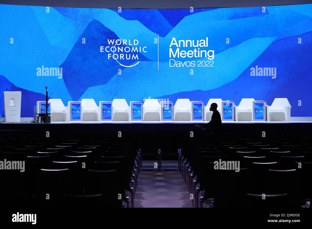 Davos, Svizzera. 21st maggio 2022. Un uomo cammina nella sala conferenze per il prossimo World Economic Forum (WEF) 2022 Annual Meeting mentre i lavori di preparazione sono in corso a Davos, Svizzera, 21 maggio 2022. La riunione annuale del WEF 2022 si terrà a Davos, Svizzera, dal 22 al 26 maggio. Si concentrerà sulle sfide globali senza precedenti che i governi stanno attualmente affrontando, tra cui la ripresa post-pandemica, la crisi Ucraina e il cambiamento climatico. Credit: Zheng Huansong/Xinhua/Alamy Live News Foto Stock