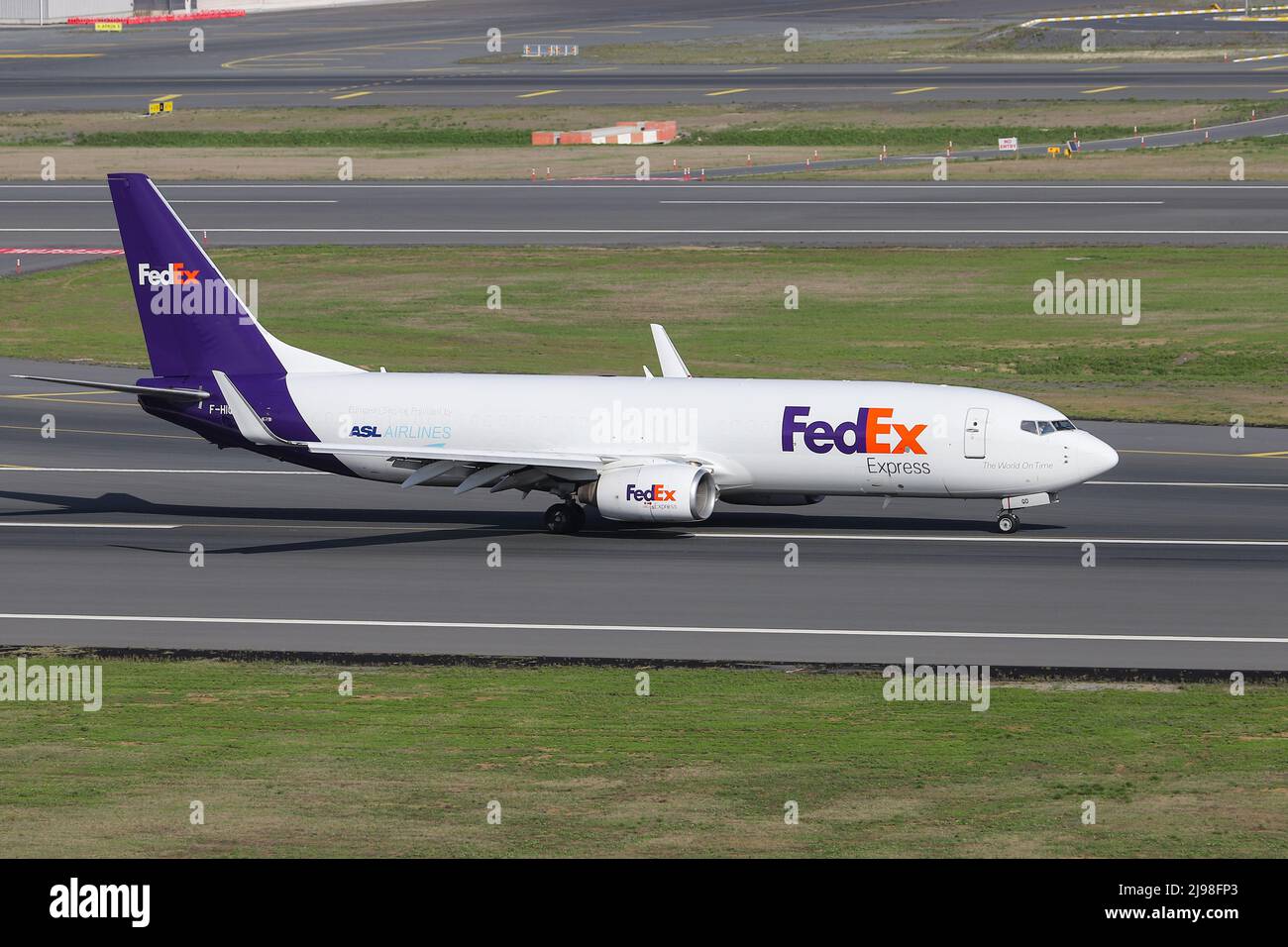 ISTANBUL, TURCHIA - 16 OTTOBRE 2021: ASL Airlines Francia FedEx Boeing 737-8ASBCF (CN 33603) che atterra all'aeroporto internazionale di Istanbul. Foto Stock