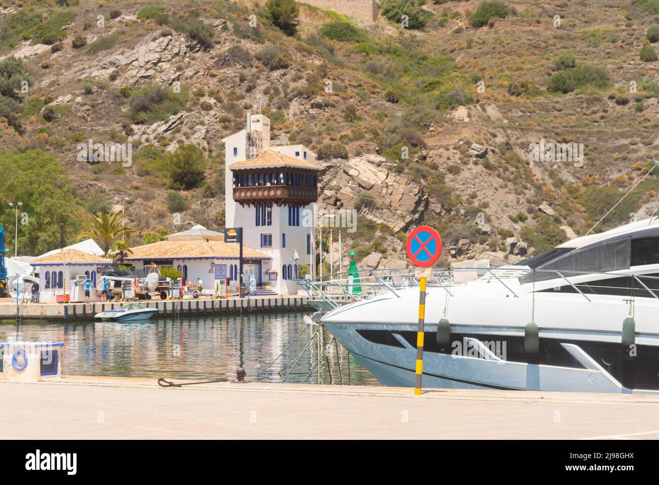 LA HERRADURA, SPAGNA - 17 MAGGIO 2022 punto di rifornimento di carburante Repsol alle navi stitioned nella baia nella città di la Herradura, comune di Almunecar, Granada p Foto Stock