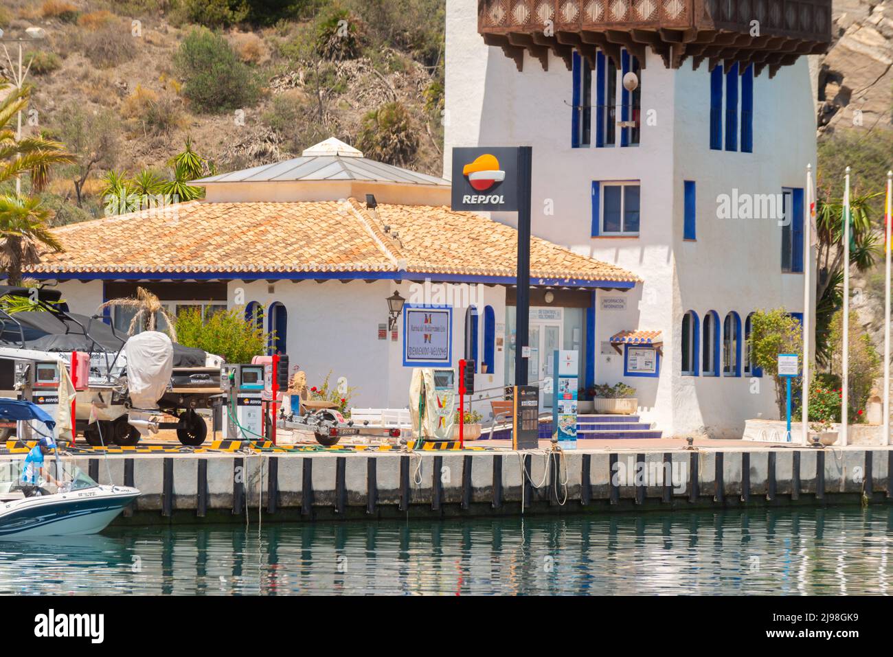 LA HERRADURA, SPAGNA - 17 MAGGIO 2022 punto di rifornimento di carburante Repsol alle navi stitioned nella baia nella città di la Herradura, comune di Almunecar, Granada p Foto Stock