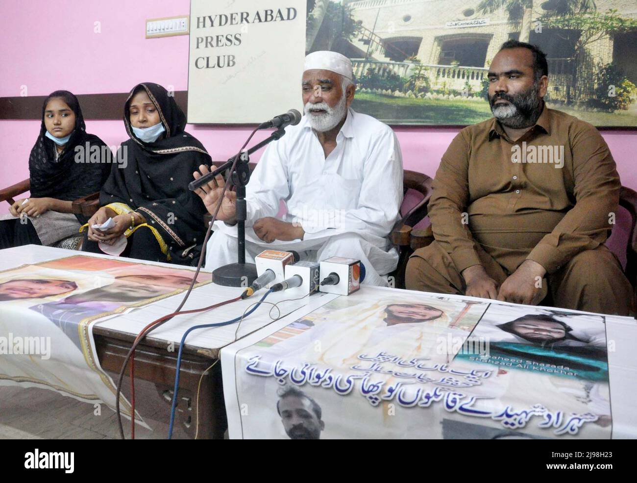 I residenti di Hali Road stanno organizzando una conferenza stampa contro l'alta impotenza di influente poliziotto, presso il press club di Hyderabad sabato 21 maggio 2022. Foto Stock