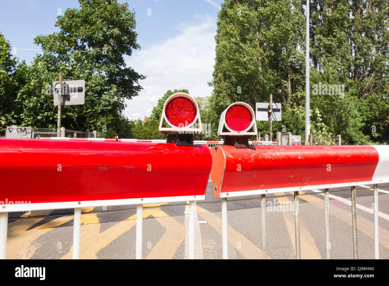 Primo piano delle barriere di attraversamento a livello di Vine Road di Network Rail, Barnes, Londra sud-occidentale, Inghilterra, Regno Unito Foto Stock