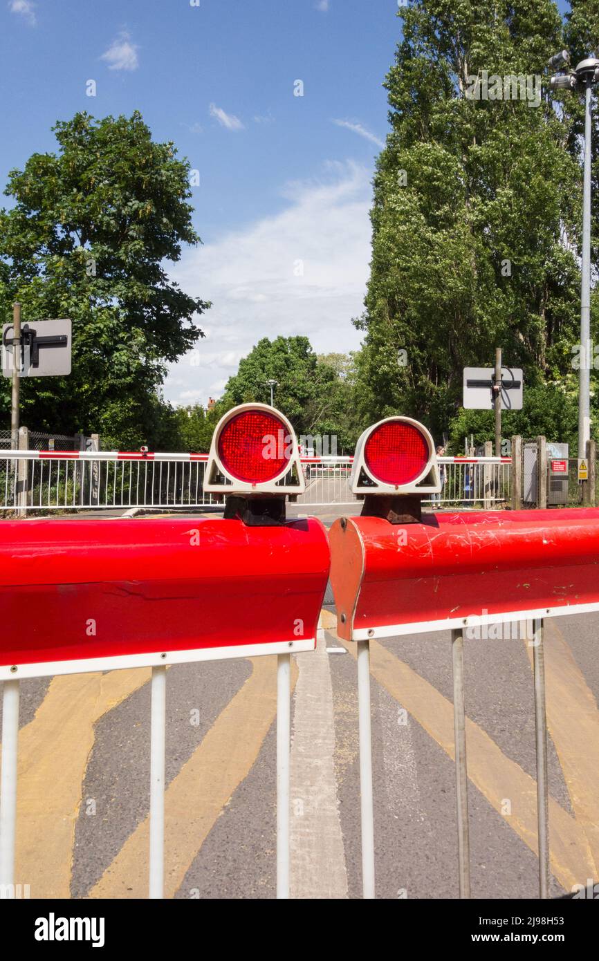 Primo piano delle barriere di attraversamento a livello di Vine Road di Network Rail, Barnes, Londra sud-occidentale, Inghilterra, Regno Unito Foto Stock