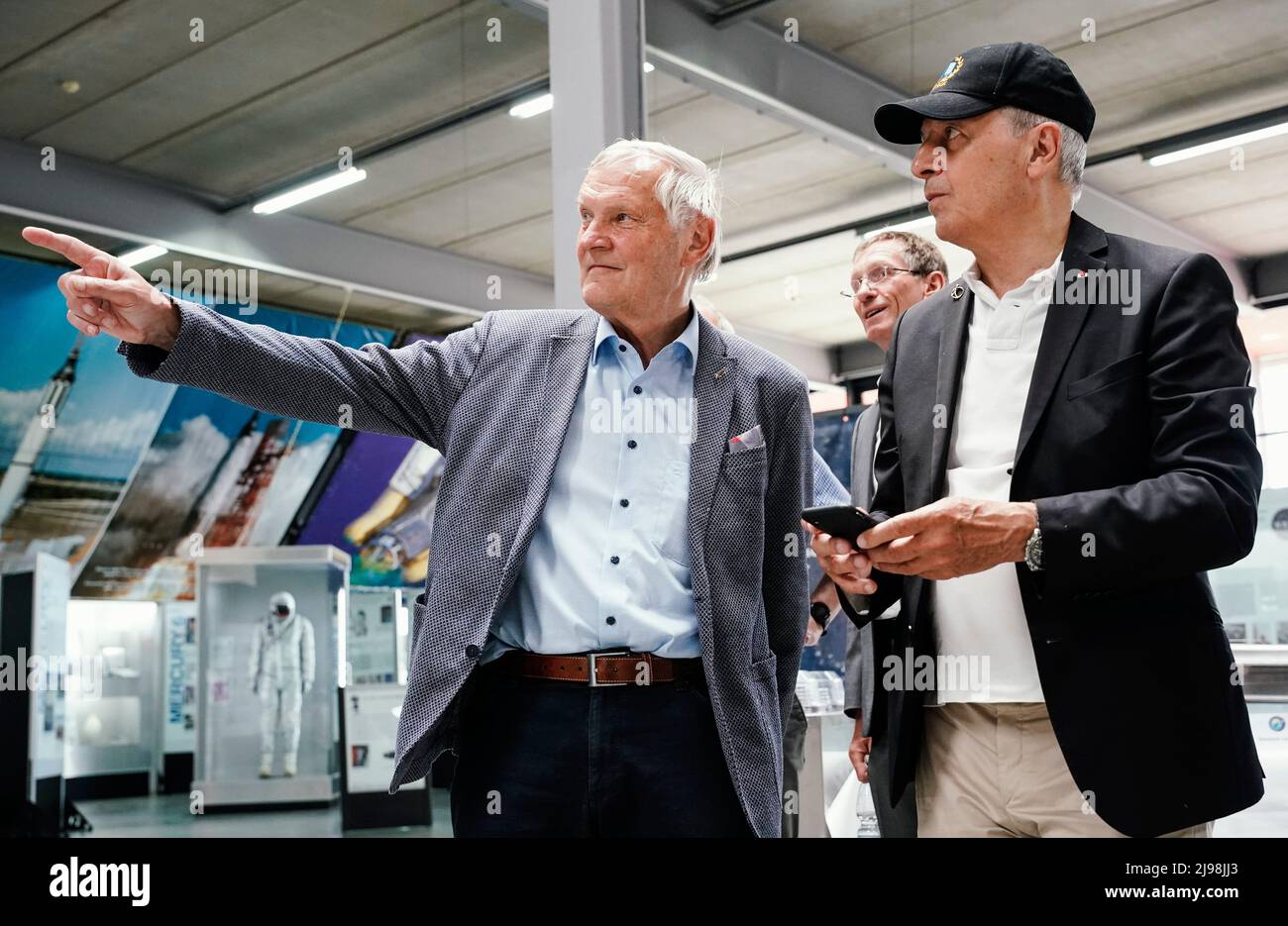 Speyer, Germania. 21st maggio 2022. Gli ex astronauti Ernst Messerschmid (l) e Michel Tognini si trovano nel Museo Technik. Undici astronauti europei e un astronauta femminile hanno parlato del presente e del futuro del volo spaziale presidiato durante un incontro a Speyer. Credit: Uwe Anspach/dpa/Alamy Live News Foto Stock