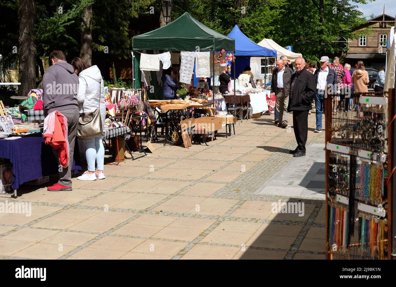 Naleczow, Polonia. 14 maggio 2022. Mercato all'aperto di arti e mestieri in una piccola città turistica in Polonia Foto Stock