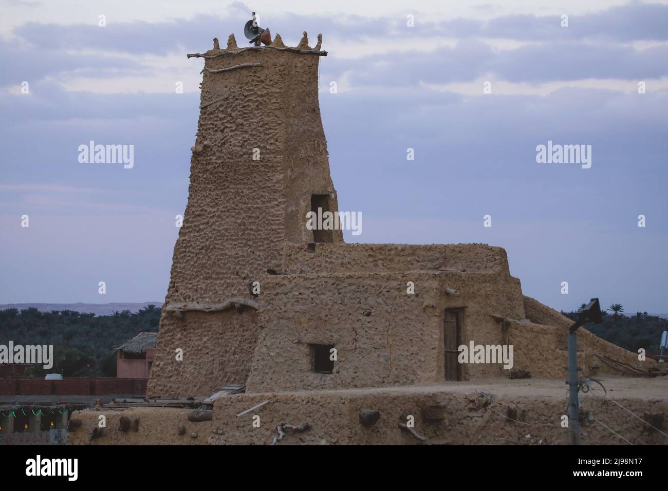 Vista mozzafiato sulle mura di arenaria e sull'antica fortezza di un antico villaggio di montagna Shali nell'Oasi di Siwa, in Egitto Foto Stock