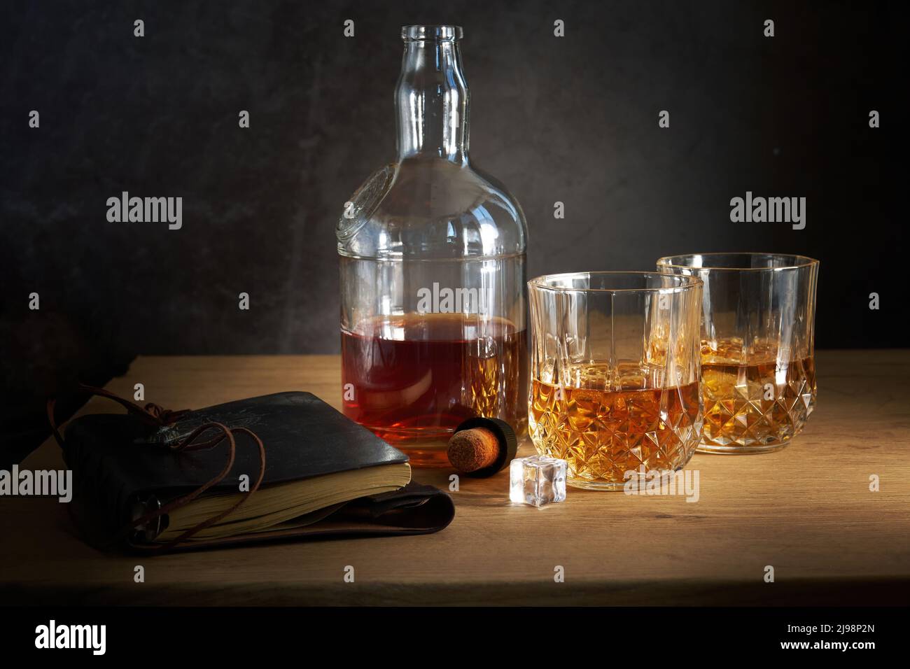 due bicchieri di whiskey e una bottiglia Foto Stock