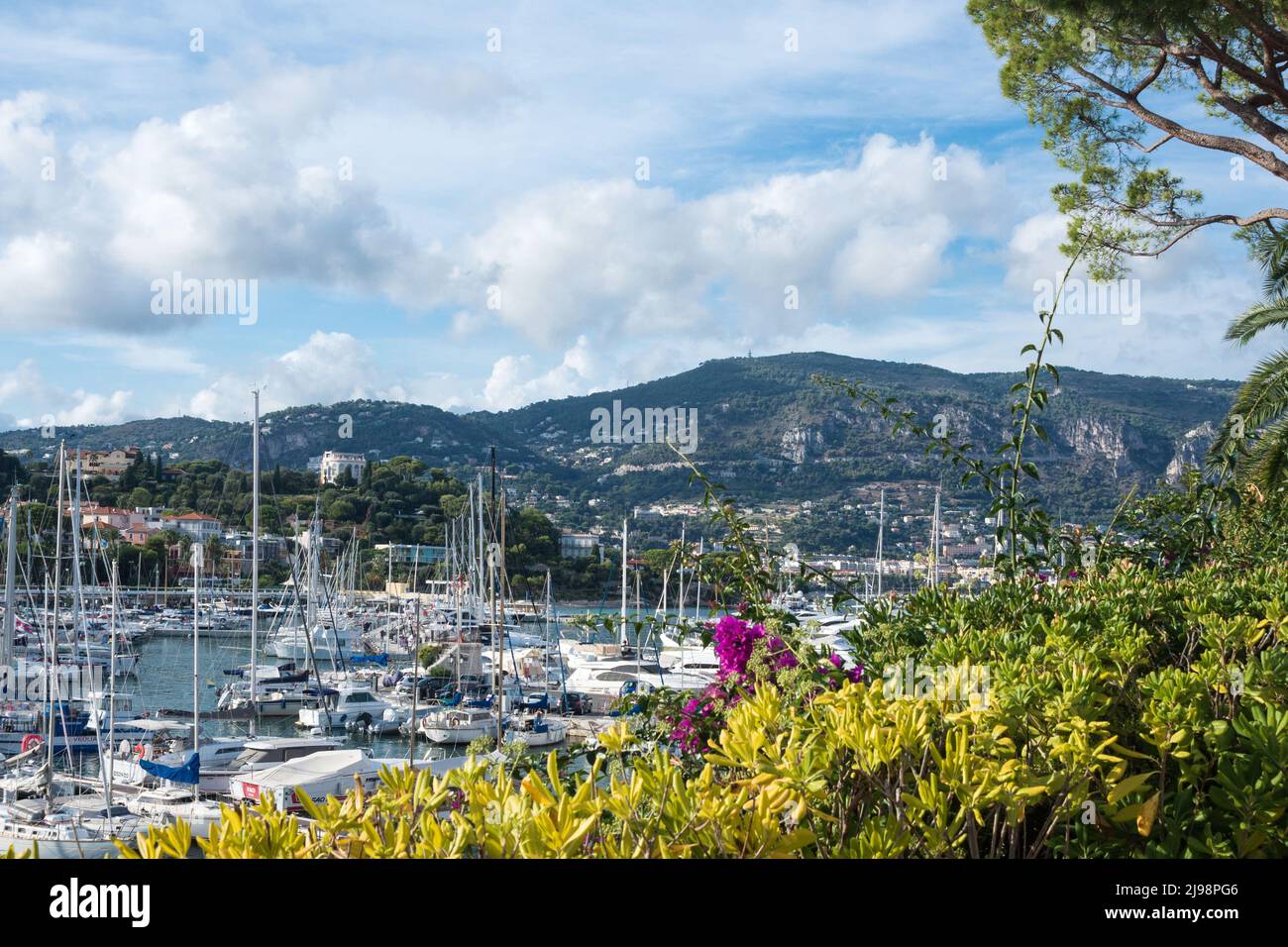 Saint-Jean-Cap-Ferrat, Francia, settembre 2021. Parcheggio di yacht e barche nella località della Costa Azzurra nella regione di Provence Saint-Jean-Cap-Ferrat. Fre Foto Stock