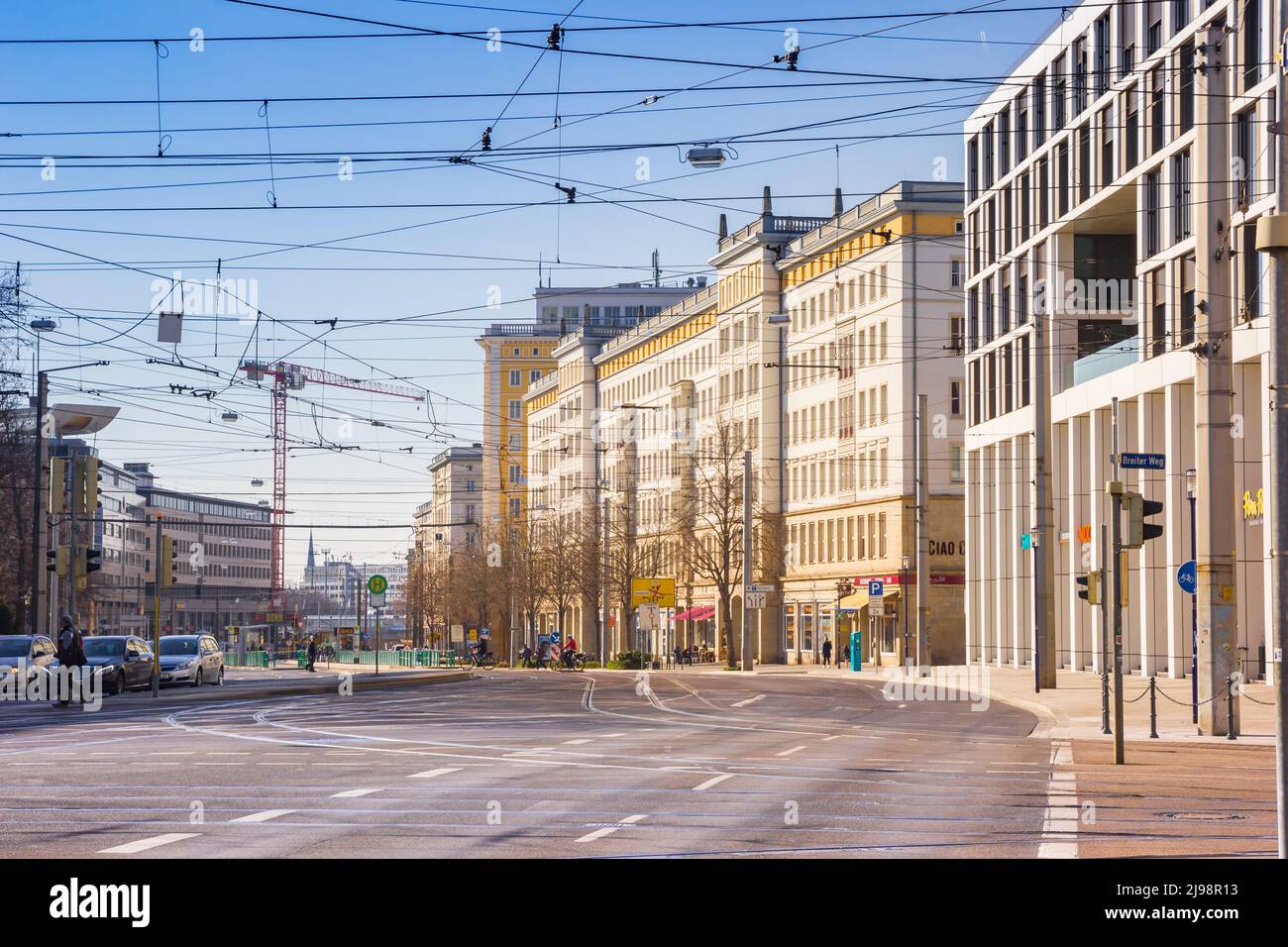 Strada centrale con binari del tram e architettura stalinista a Magdeburg, Germania Foto Stock