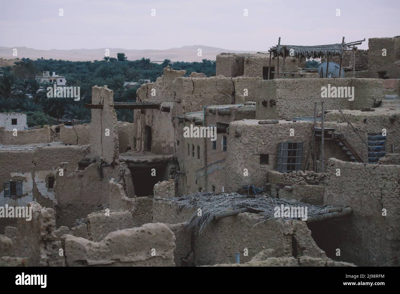 Vista mozzafiato sulle mura di arenaria e sull'antica fortezza di un antico villaggio di montagna Shali nell'Oasi di Siwa, in Egitto Foto Stock