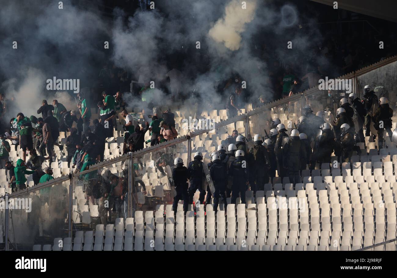 Calcio - finale della Coppa greca - Panathinaikos v PAOK - Stadio Olimpico  di Atene, Atene, Grecia - 21 maggio 2022 polizia e tifosi si scontrano  all'interno dello stadio prima della partita,