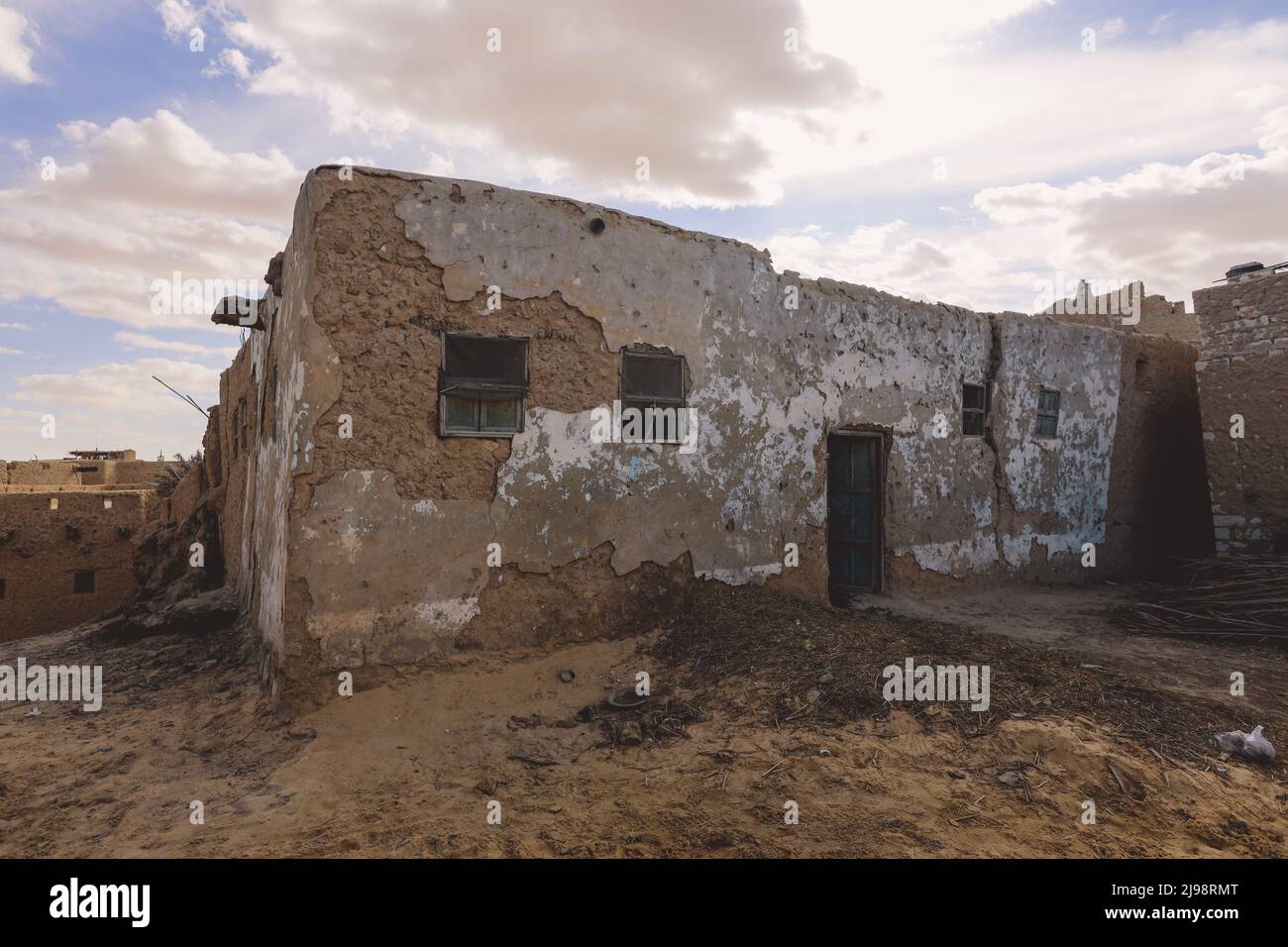 Vista mozzafiato sulle mura di arenaria e sull'antica fortezza di un antico villaggio di montagna Shali nell'Oasi di Siwa, in Egitto Foto Stock