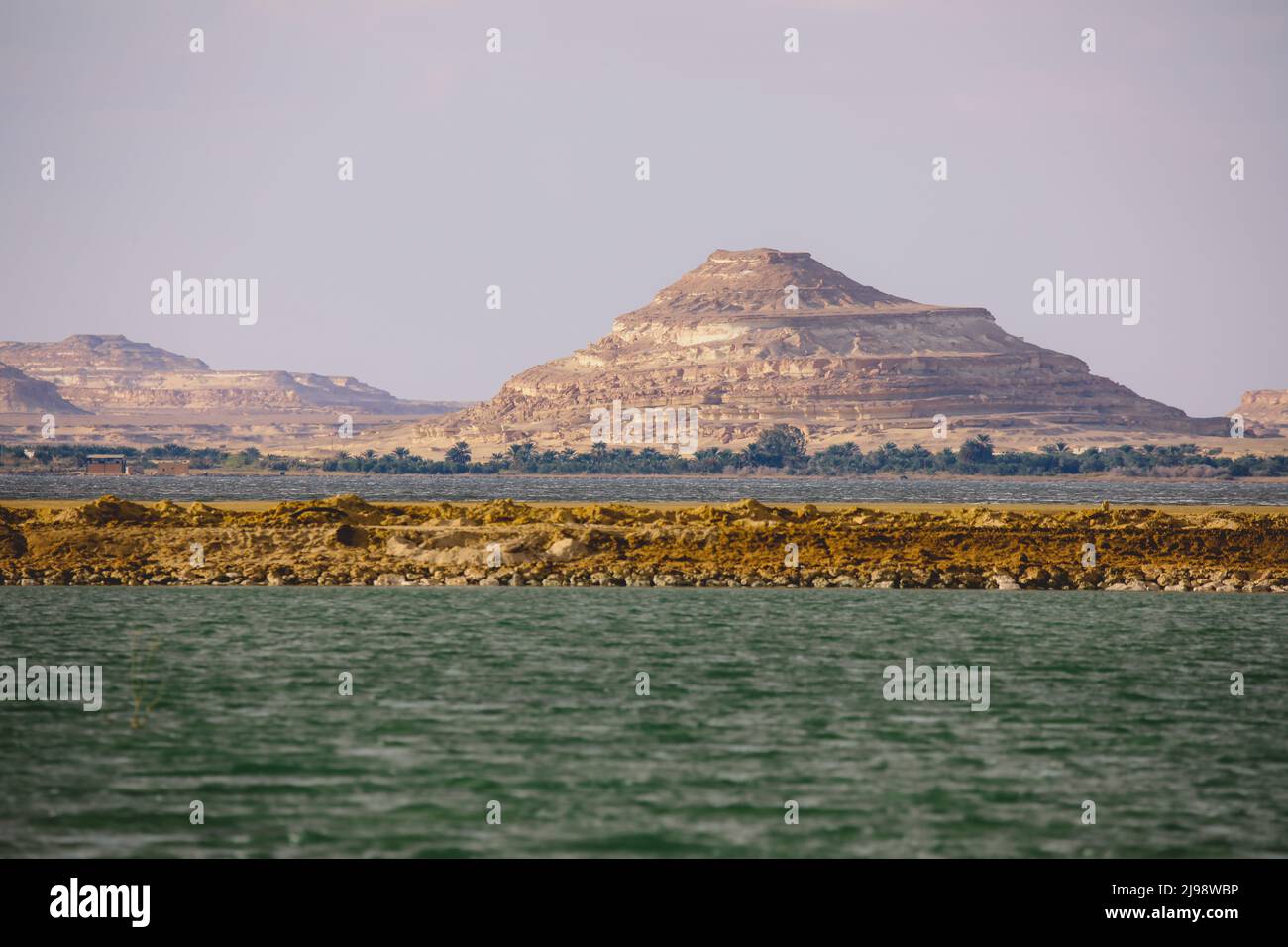 Vista panoramica sul Lago Salato Aftanas con le montagne sullo sfondo vicino all'Oasi di Siwa a Matrouh Governorate, Egitto Foto Stock