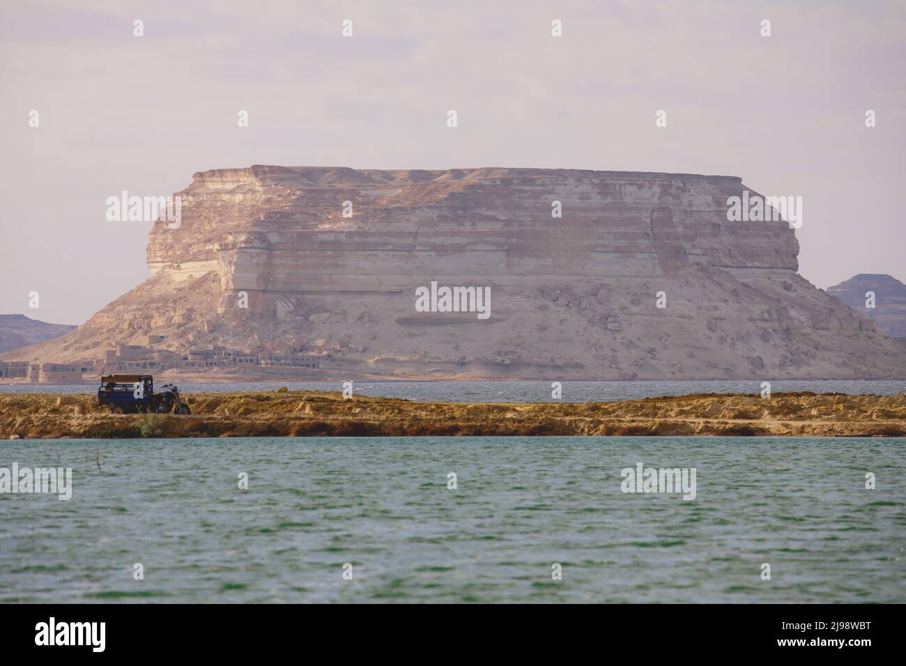 Vista panoramica sul Lago Salato Aftanas con le montagne sullo sfondo vicino all'Oasi di Siwa a Matrouh Governorate, Egitto Foto Stock