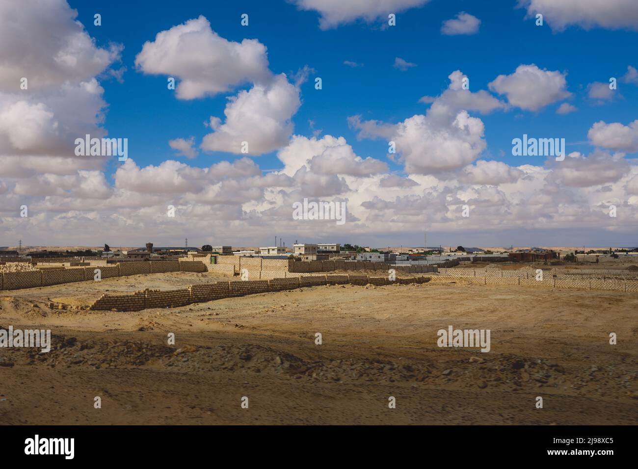 Vista panoramica dell'Oasi Siwa con palme verdi intorno, Egitto Foto Stock