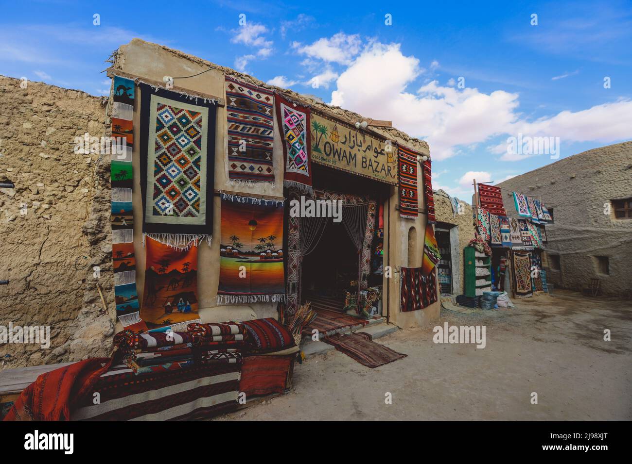 Colorato e luminoso mercato di souvenir a Siwa Oasis, Egitto Foto Stock