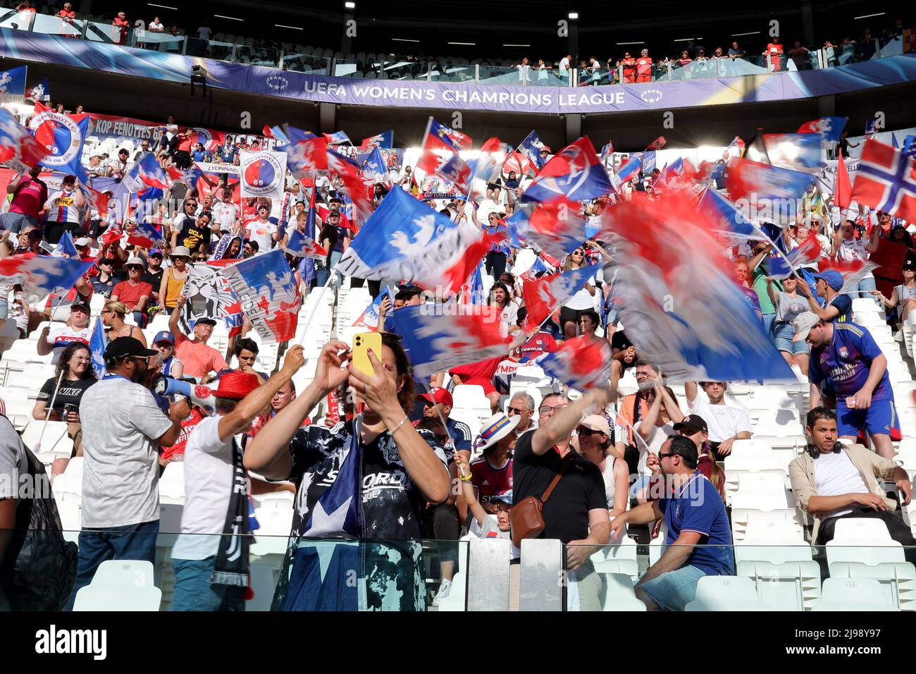 Torino, Italia. 21st maggio 2022. I fan di Lione si rallegrano durante la partita di calcio della finale della Women's Champions League tra Barcellona e Lione allo stadio Juventus di Torino, 21st maggio 2022. Foto Cesare Purini/Insidefoto Credit: Ininsidefoto srl/Alamy Live News Foto Stock