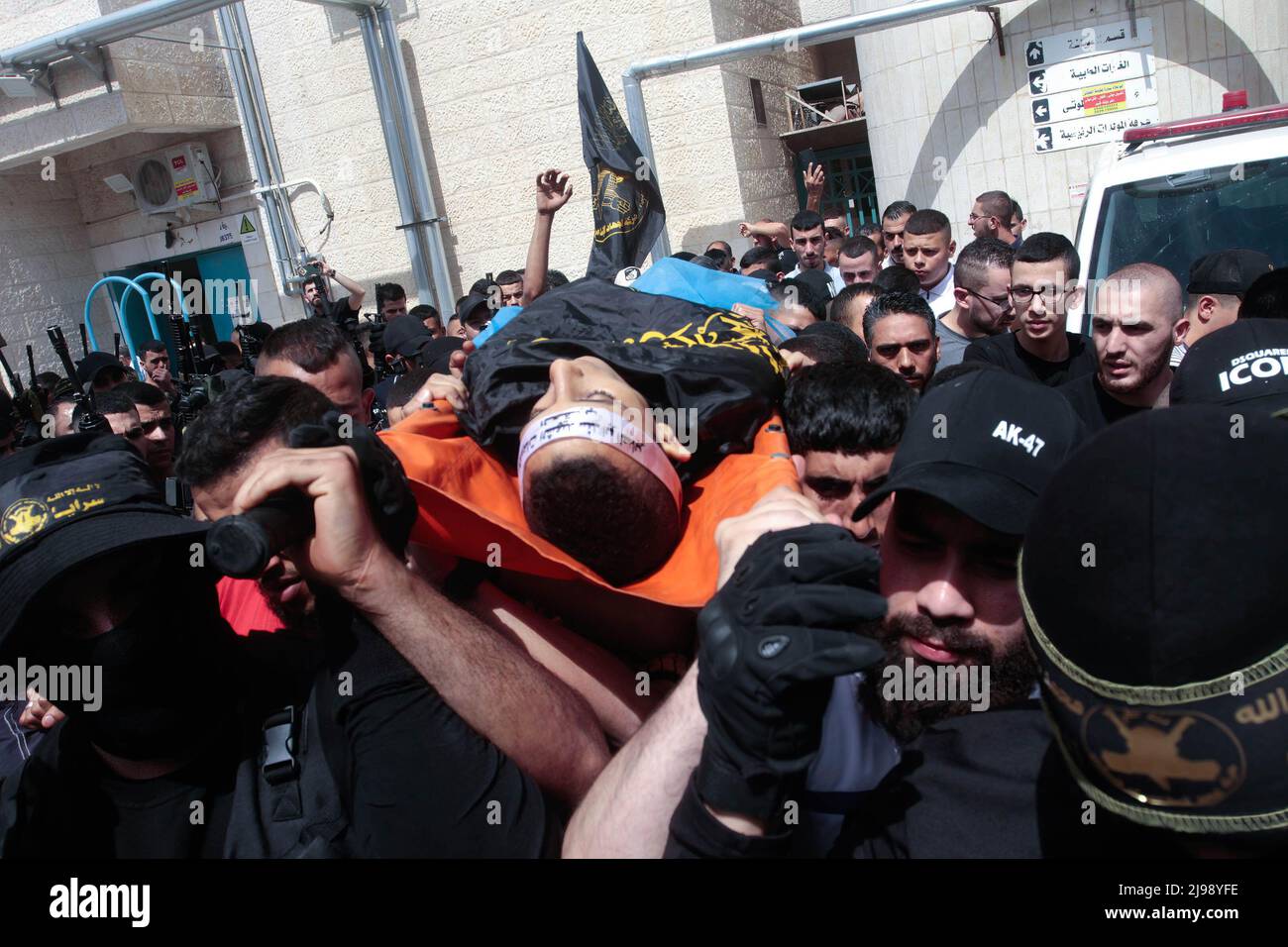 Jenin, Cisgiordania, Palestina. 12th maggio 2022. (NOTA DEL REDATTORE; immagine raffigura la morte).i lutto e i pistoleri del movimento della Jihad islamica trasportano il corpo del palestinese di 17 anni, Amjad al-Fayed, che è stato ucciso dall'esercito israeliano durante un raid sul campo profughi di Jenin vicino alla città di Jenin nella Cisgiordania occupata. (Credit Image: © Nasser Ishtayeh/SOPA Images via ZUMA Press Wire) Foto Stock