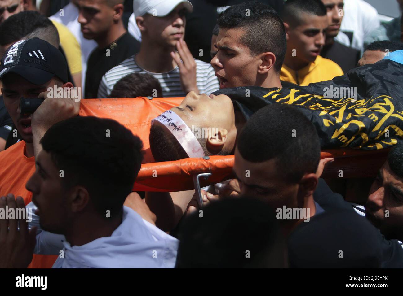 Jenin, Palestina. 12th maggio 2022. (NOTA DEL REDATTORE; immagine raffigura la morte) i lutto e i pistoleri del movimento della Jihad islamica trasportano il corpo del palestinese di 17 anni, Amjad al-Fayed, che è stato ucciso dall'esercito israeliano durante un raid sul campo profughi di Jenin vicino alla città di Jenin nella Cisgiordania occupata. (Foto di Nasser Ishtayeh/SOPA Images/Sipa USA) Credit: Sipa USA/Alamy Live News Foto Stock