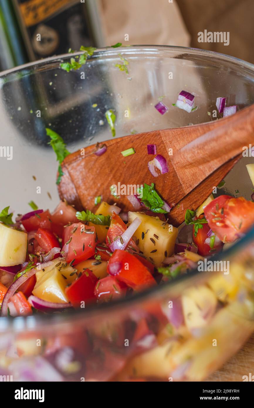 Mango fatto in casa e salsa di pomodoro in una ciotola su un banco da cucina Foto Stock