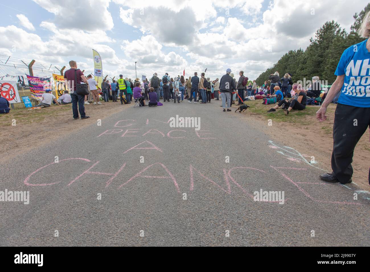 RAF Lakenheath, Suffolk, Regno Unito. 21st maggio 2022. Un messaggio gesso sulla strada, dare alla pace una possibilità. Campagna per il disarmo nucleare protesta al di fuori della base aerea di Lakenheath a seguito di rapporti gli Stati Uniti si stanno preparando a mettere le armi nucleari sulla base. Penelope Barritt/Alamy Live News Foto Stock