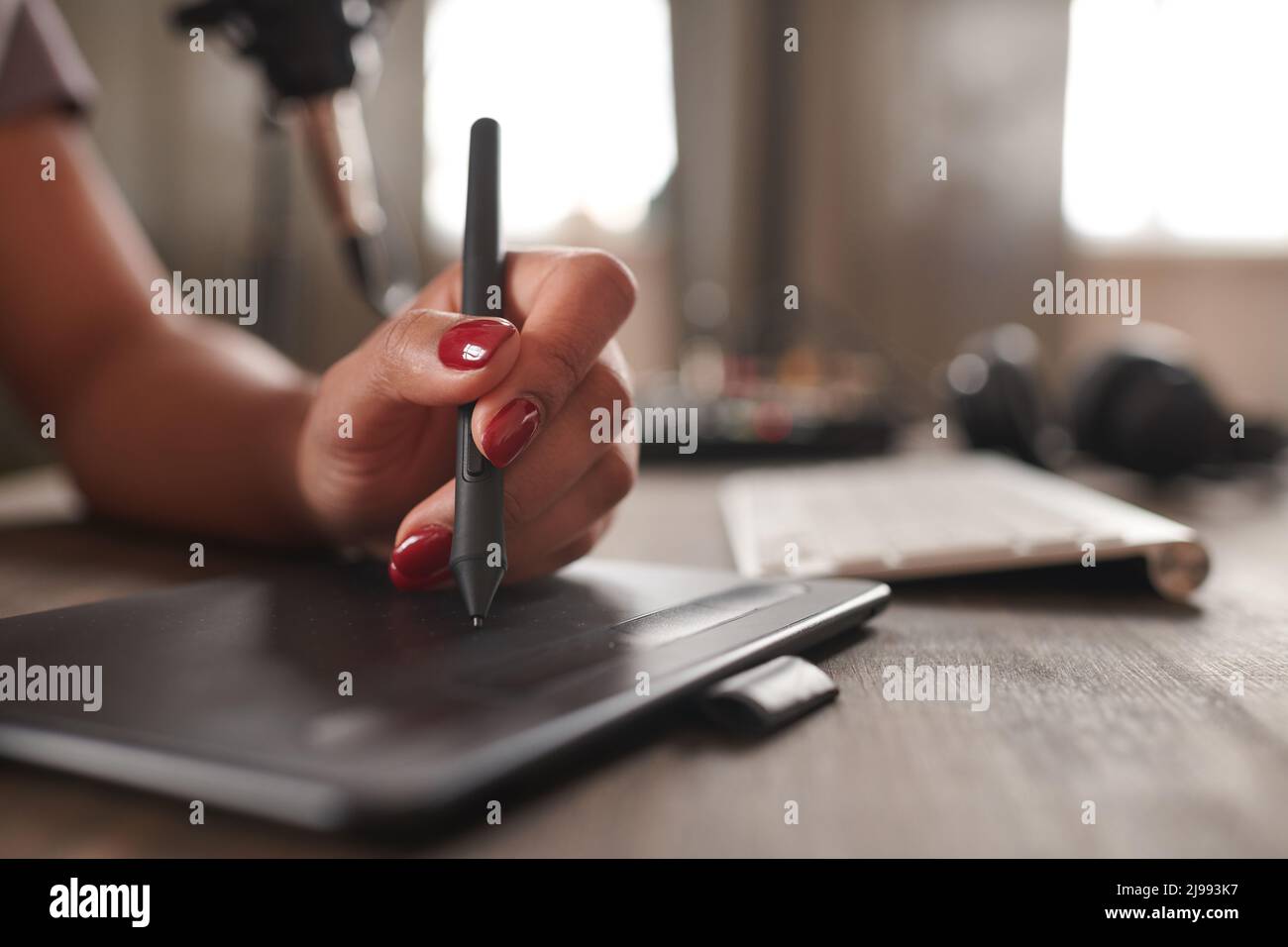 Primo piano orizzontale di una giovane donna irriconoscibile utilizzando un tablet grafico per creare arte digitale, spazio per la copia Foto Stock