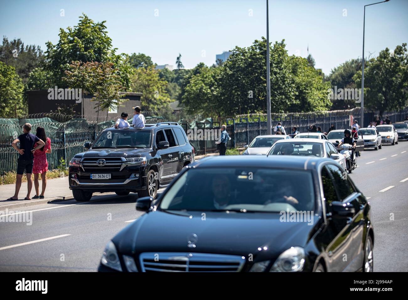 Istanbul, Turchia. 21st maggio 2022. La gente ha visto guardare gli aerei di dimostrazione Soloturk. L'Aeronautica militare Turca ha volato con gli aerei da guerra SOLOTURK F-16 nell'ambito delle attività della "settimana delle giovani aquile" dell'Accademia dell'Aeronautica militare dell'Università della Difesa Nazionale. Credit: SOPA Images Limited/Alamy Live News Foto Stock