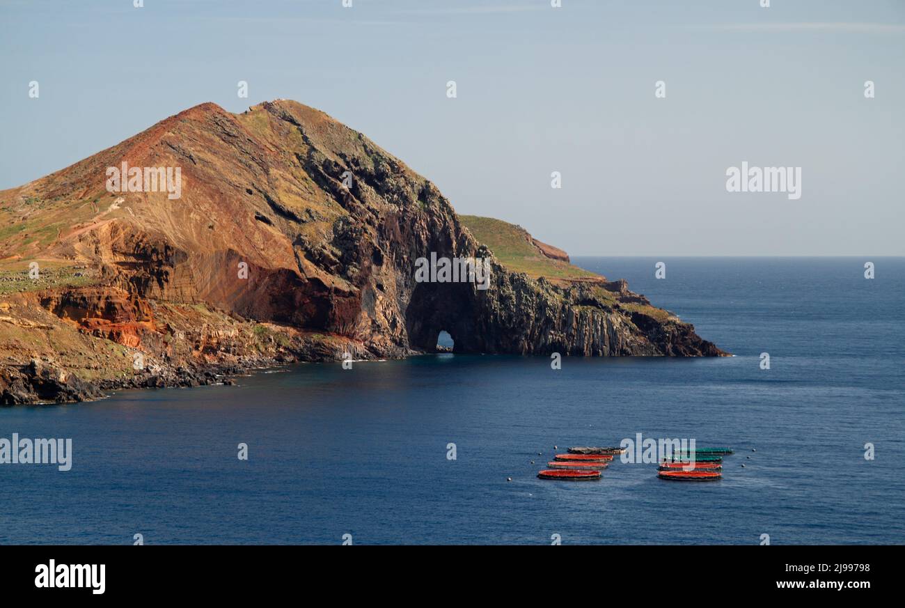 Allevamenti di pesci in mare aperto per l'allevamento di pesci e altri animali marini, vicino all'isola di Madeira nell'Oceano Atlantico Foto Stock