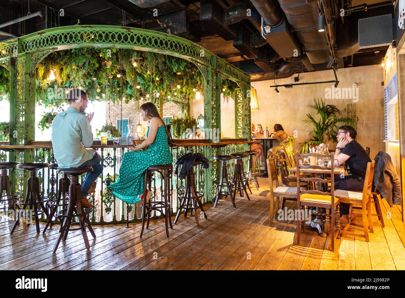 Interior of Goods Way Courtyard - una sala ristorazione in stile New Orleans e un locale di musica dal vivo a King's Cross, Londra, Regno Unito Foto Stock