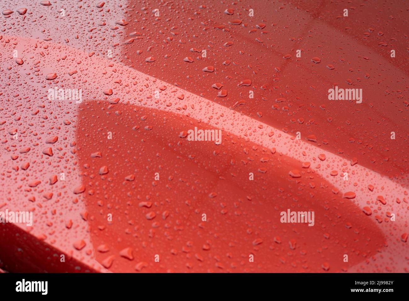 Precipite in auto. L'auto rossa è nei dettagli. L'auto è sotto la pioggia. Foto Stock