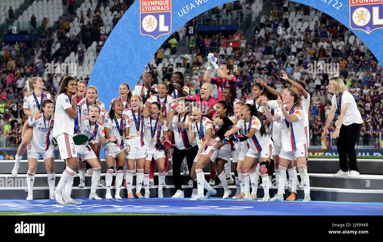 Torino, Italia. 21st maggio 2022. I giocatori di Lione festeggiano con il trofeo al termine della partita di calcio finale della Women's Champions League tra Barcellona e Lione allo stadio Juventus di Torino (Italia), 21st maggio 2022. Foto Cesare Purini/Insidefoto Credit: Ininsidefoto srl/Alamy Live News Foto Stock