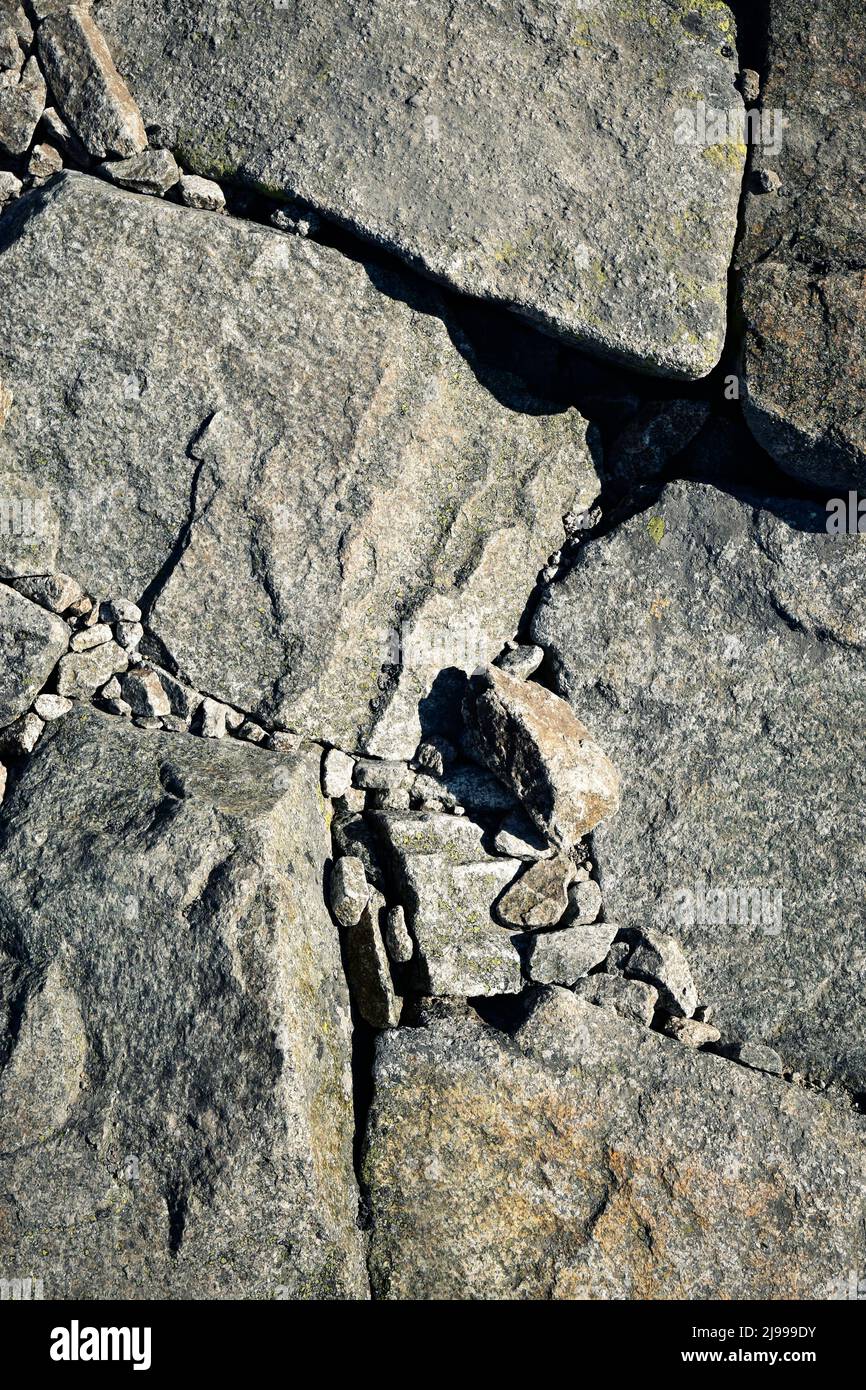 Sfondo o texture dettaglio di una passeggiata in pietra di granito in montagna Foto Stock