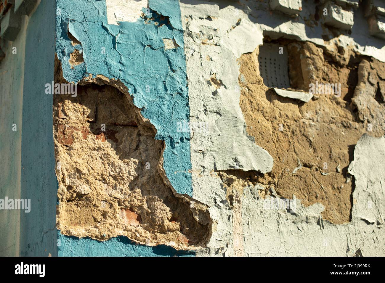 Muro rovinato. Frammenti di muro di calcestruzzo. Superficie rotta. Foto Stock