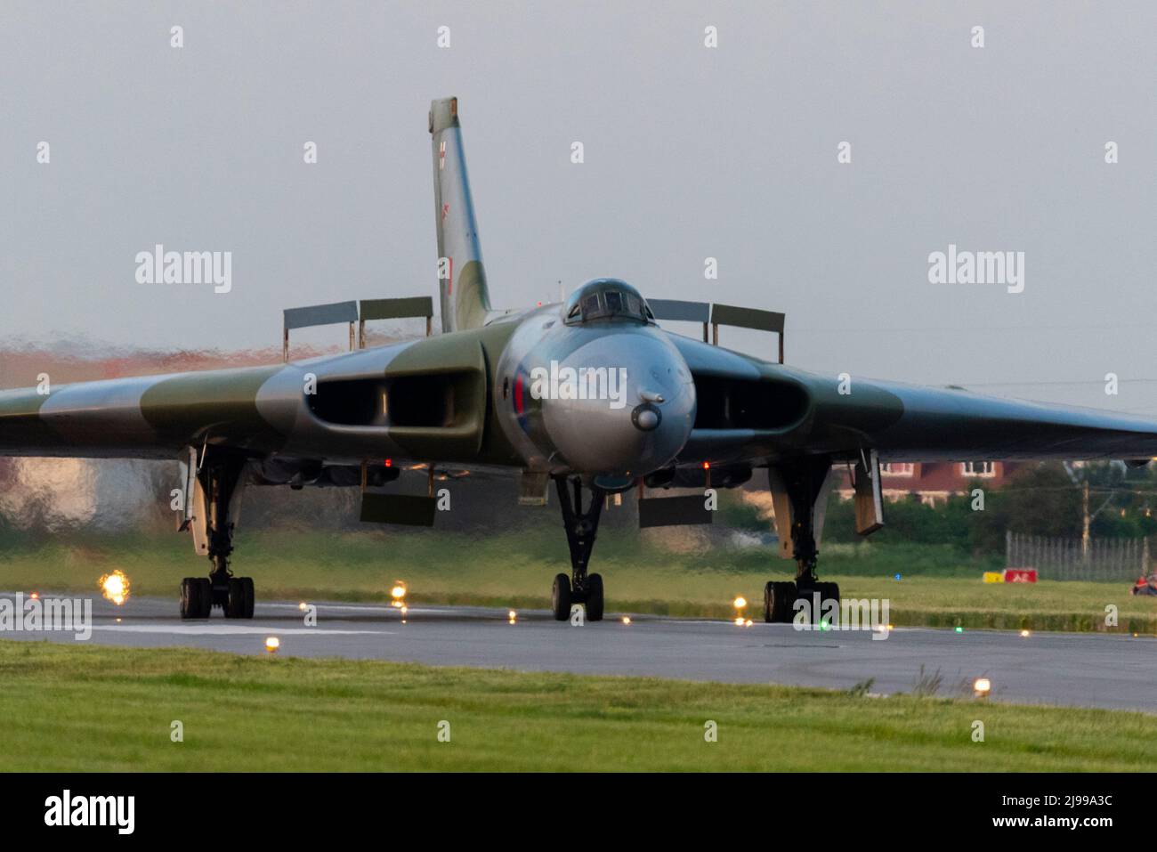 London Southend Airport, Essex, Regno Unito. 21st maggio 2022. L'ex RAF Avro Vulcan B2 jet bombardiere numero di serie XL426 è arrivato a Southend per la conservazione nel 1986 ed è ora nelle mani della carità Vulcan Restoration Trust. Il Trust ha tenuto una serata speciale in aeroporto per commemorare il 40th anniversario delle missioni di bombardamento Vulcan “Black Buck” della RAF durante la Guerra delle Falklands, culminate in corse ad alta velocità lungo la pista dell’aeroporto. XL426 non è più fluito ma è mantenuto in condizioni di funzionamento completo Foto Stock