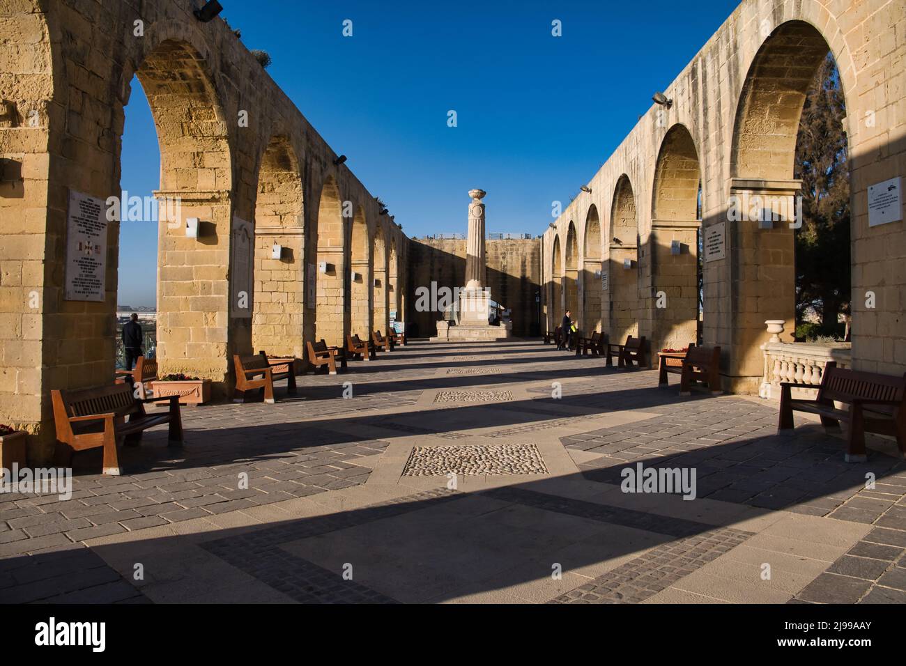 Portici ai giardini dell'alta Barrakka a la Valletta Foto Stock