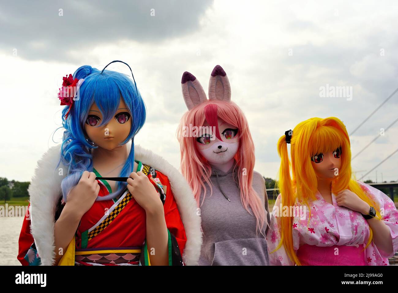 Japan-Tag 2022: Giovani vestiti come personaggi anime con arene colorate. Foto Stock