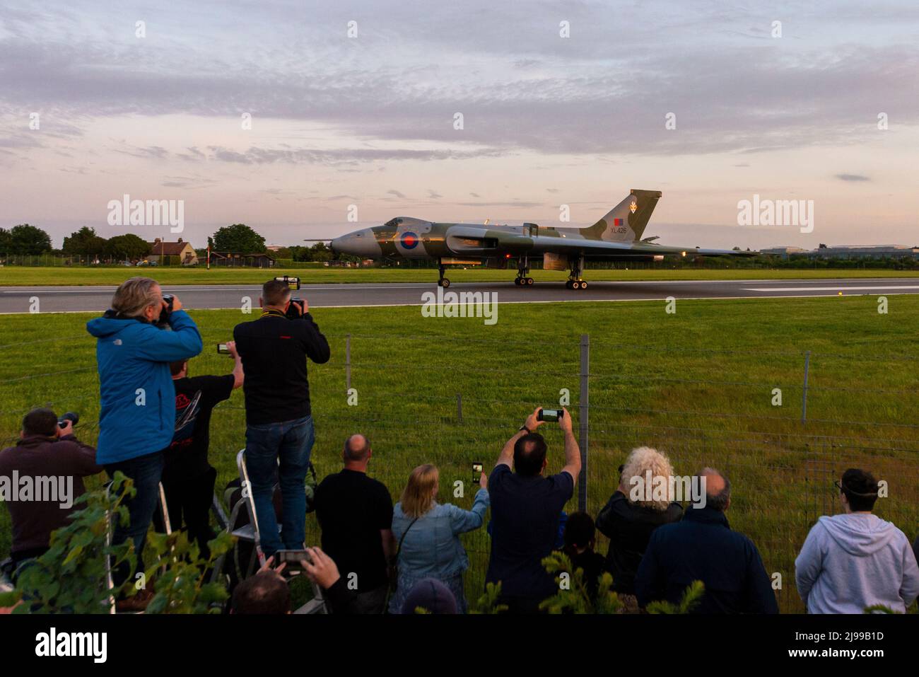 London Southend Airport, Essex, Regno Unito. 21st maggio 2022. L'ex RAF Avro Vulcan B2 jet bombardiere numero di serie XL426 è arrivato a Southend per la conservazione nel 1986 ed è ora nelle mani della carità Vulcan Restoration Trust. Il Trust ha tenuto una serata speciale in aeroporto per commemorare il 40th anniversario delle missioni di bombardamento Vulcan “Black Buck” della RAF durante la Guerra delle Falklands, culminate in corse ad alta velocità lungo la pista dell’aeroporto. I biglietti per l'evento erano limitati e hanno portato a molti spettatori dall'esterno. XL426 non è più fluito ma è mantenuto in condizioni di funzionamento completo Foto Stock