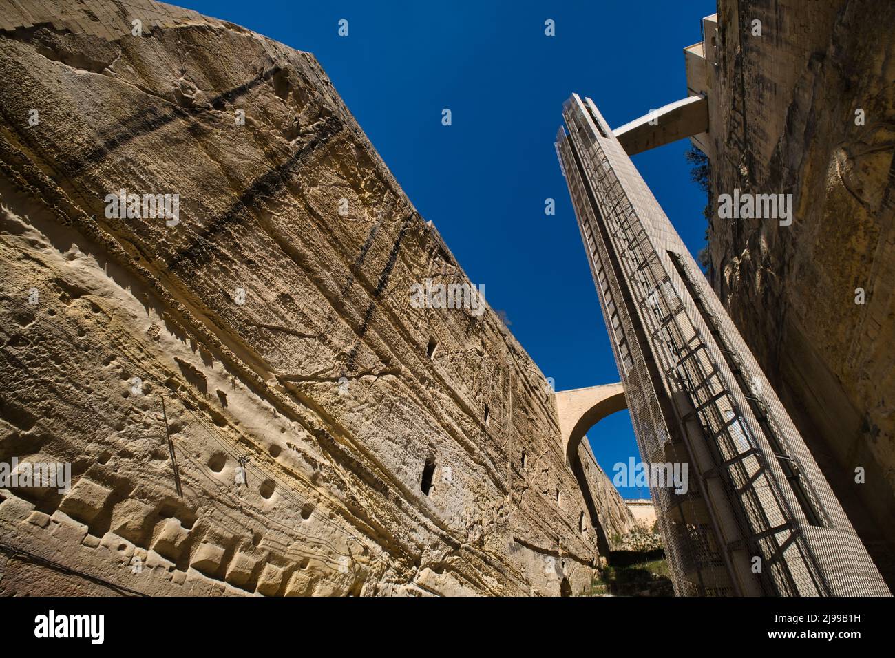 Vista ad angolo basso dell'ascensore Barrakka a la Valletta Foto Stock