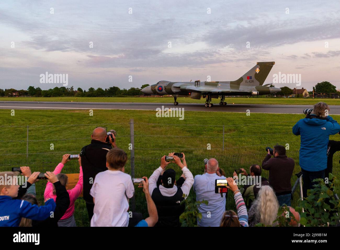 London Southend Airport, Essex, Regno Unito. 21st maggio 2022. L'ex RAF Avro Vulcan B2 jet bombardiere numero di serie XL426 è arrivato a Southend per la conservazione nel 1986 ed è ora nelle mani della carità Vulcan Restoration Trust. Il Trust ha tenuto una serata speciale in aeroporto per commemorare il 40th anniversario delle missioni di bombardamento Vulcan “Black Buck” della RAF durante la Guerra delle Falklands, culminate in corse ad alta velocità lungo la pista dell’aeroporto. I biglietti per l'evento erano limitati e hanno portato a molti spettatori dall'esterno. XL426 non è più fluito ma è mantenuto in condizioni di funzionamento completo Foto Stock