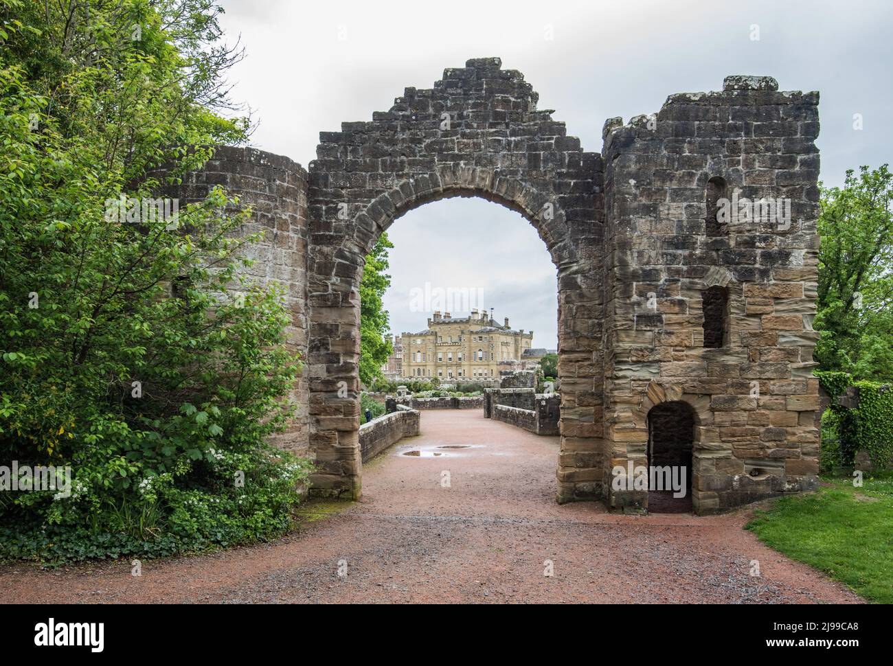 L'arco in rovina, il castello di Culzean, Maybole, Ayrshire, Scozia, Regno Unito, progettato dall'architetto Robert Adam alla fine del 18th secolo Foto Stock