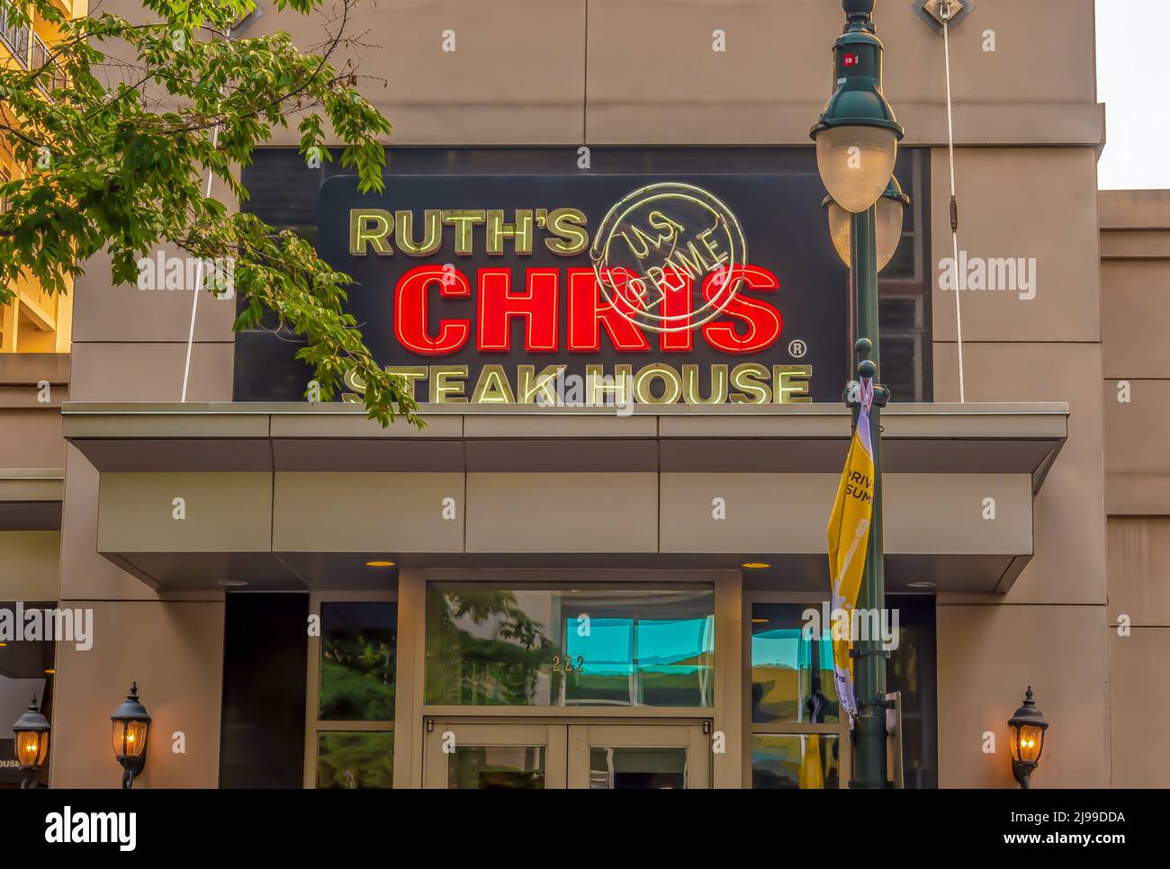 Charlotte, NC/USA - 26 maggio 2019: Vista esterna della facciata della Ruth's Chris Steak House che mostra il marchio in lettere rosse illuminate al neon e lettere bianche su nero Foto Stock