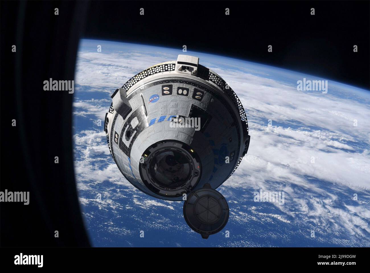 Stazione spaziale Internazionale, Earth Orbit. 21st maggio 2022. Stazione spaziale Internazionale, Earth Orbit. 21 maggio 2022. Il Boeing CST-100 Starliner si avvicina per la prima volta all'attracco con la Stazione spaziale Internazionale, il 21 maggio 2022 a Earth Orbit. Credit: ESA/NASA/Alamy Live News Foto Stock