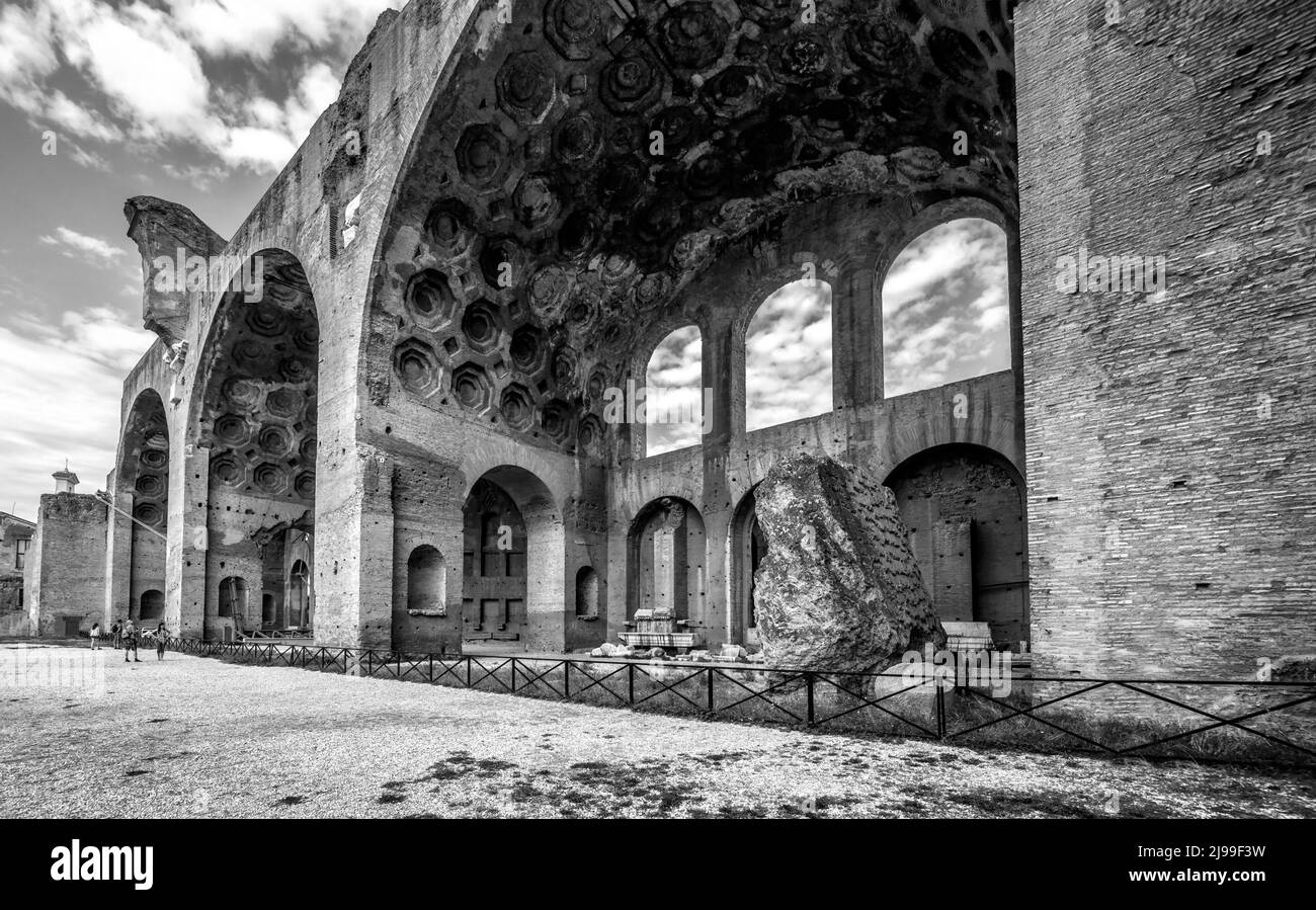 Basilica di Massenzio e Costantino in Foro Romano o Foro Romano, Roma, Italia. E' un famoso punto di riferimento della citta'. Foto in bianco e nero del maestoso rui Foto Stock