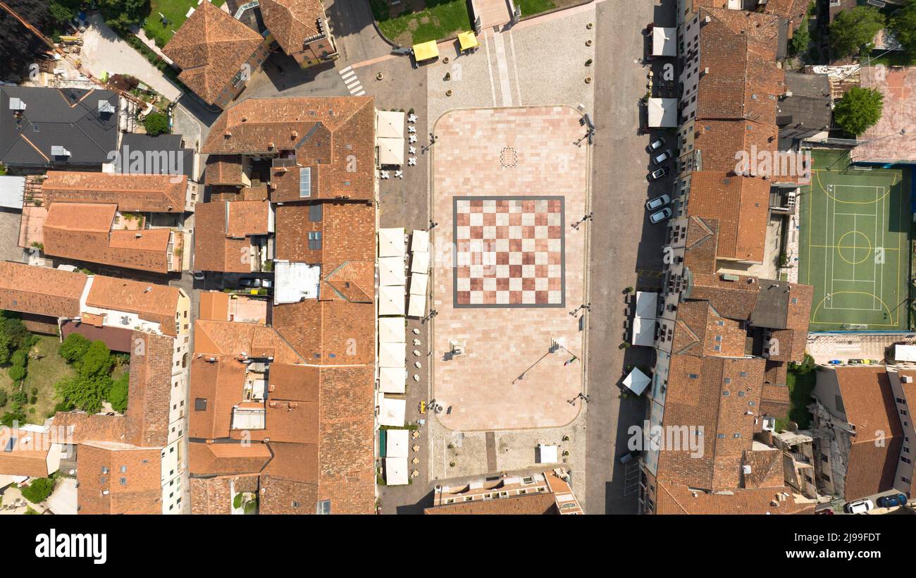 Marostica- Città medioevale e Piazza degli Scacchi vista dall'alto Foto Stock